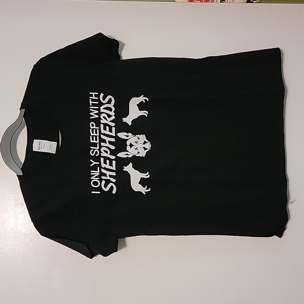 EUC XL Tee shirt I only sleep with shepherds - Picture 1 of 3
